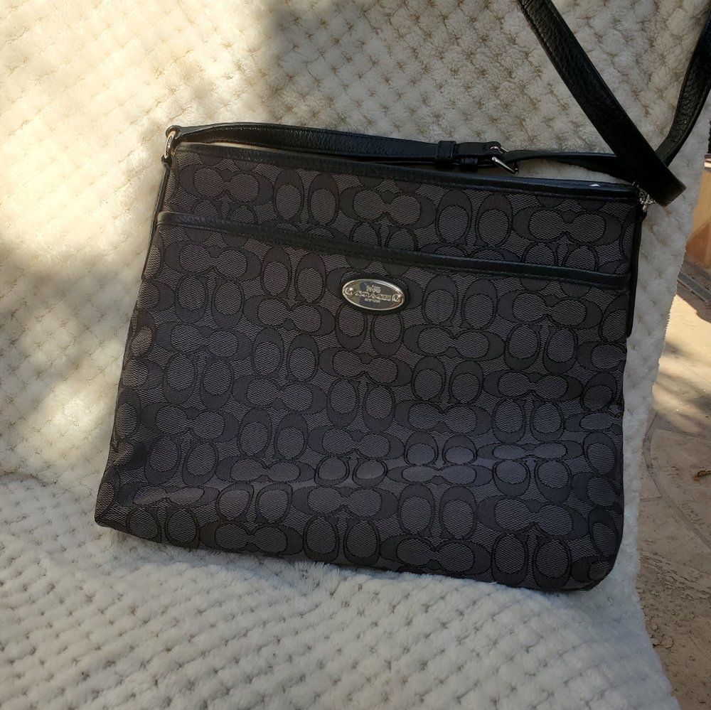 COACH  MESSENGER BAG  EUC 😍